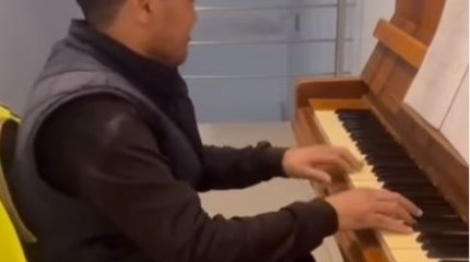 Разнорабочий с вокзала Алматы удивил казахстанцев игрой на пианино