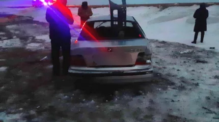 Абай облысында жүргізуші рөлге ие бола алмай, көлігі аударылып кетті