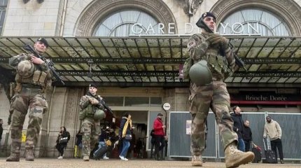 Мужчина напал с ножом и молотком на людей в Париже