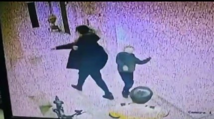 Астанчанин напал на чужих детей в подъезде