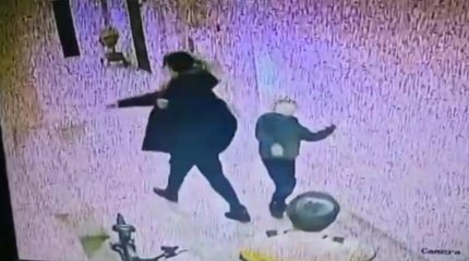 Мужчина напал на детей в столичном ЖК: на инцидент отреагировали в Минпросвещения