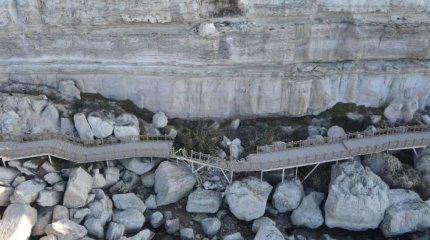 Ақтауда жартасты соқпақтың тастары құлады