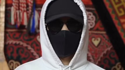 “Димаш Құдайберген”: Бетперде киген жігіттің кім екені белгілі болды