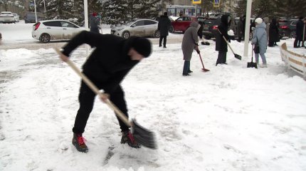 Өнер адамдары қар тазалап, коммуналдық қызметкерлерге көмектесті