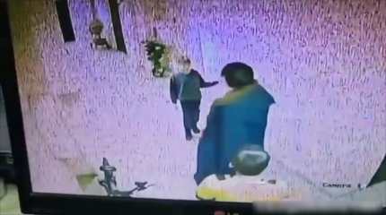 Ударил, пнул и душил: 30-летний астанчанин напал на детей в подъезде