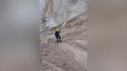 Автобус провалился под землю в Майкаине: поиски приостановлены