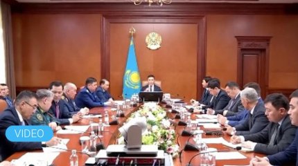 Шымкентте антикор жиналыс өтіп жатқанда шенеунікті ұстап алып кетті