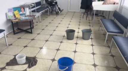 Поликлинику затопило после дождя в Атырау