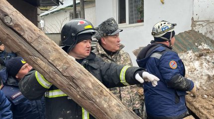 Под завалами в Алматы остаются брат-близнец, мать и отчим найденного подростка