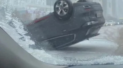 Астанада автокөлік көше ортасында аударылып қалды