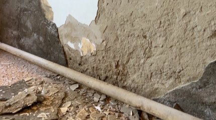 Атырауда кәріз суының кесірінен үйдің қабырғалары құлап жатыр