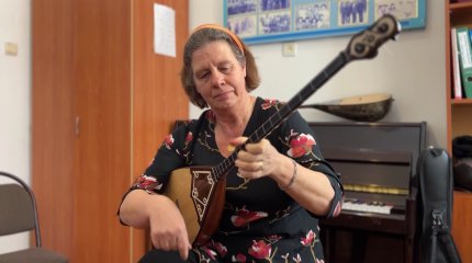 Британка выучила 50 кюев в Атырау