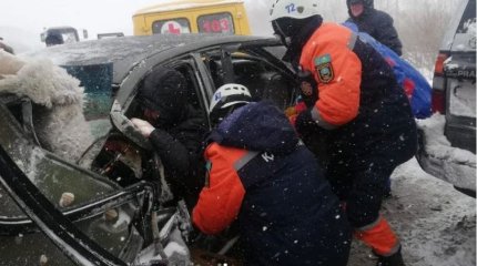 Мужчину пришлось вызволять из искорёженного авто после ДТП в ВКО