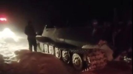 В условиях снежной стихии военные вызволяют людей из снежного плена