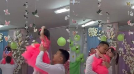 "Қызыма осындай әке іздеймін". Әкелердің қыздарымен биі Желіні тәнті етті