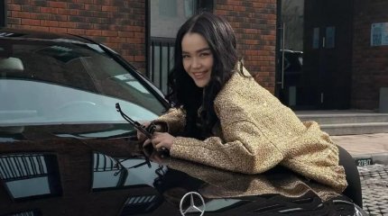 Футболшы Еркебұлан Сейдахмет әйеліне қымбат көлік сыйлады