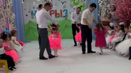 Әкесі мен қызының Жаңаөзен балабақшасында билеген биі жұрттың жүрегін елжіретті