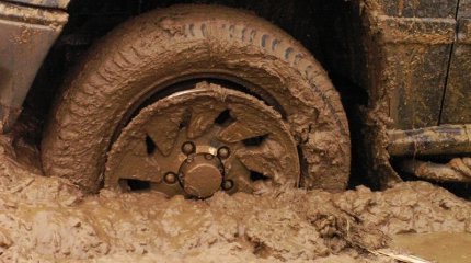 Десятки машин застряли в грязи на трассе в области Улытау