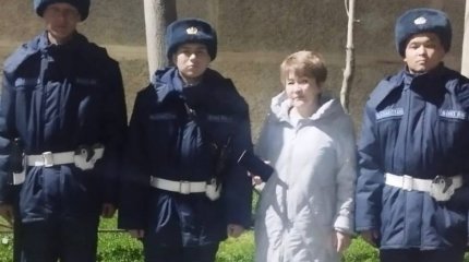 В Шымкенте гвардейцы вернули женщине утерянный смартфон