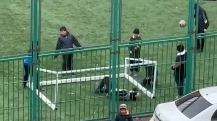 Талдықорғанда баланың үстіне қақпа құлады