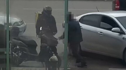 Водитель и курьер устроили разборки на автобусной остановке в Актау