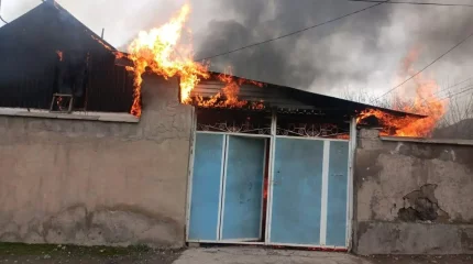 Шымкентте жеке тұрғын үй өртеніп, 22 жастаға ер адам күйіп қалды