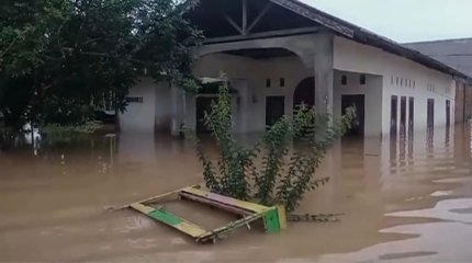 Многодневные проливные дожди привели к наводнениям и оползням в Индонезии