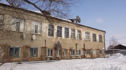 Жители дореволюционного дома в Петропавловске боятся остаться под его завалами