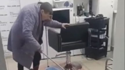 В Перми парикмахер обрила пенсионерку налысо из-за того, что у нее не хватило денег за стрижку