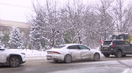 Несколько человек пострадали в ДТП из-за сильного снегопада в Алматы
