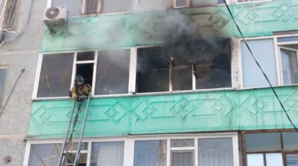 Ақтөбелік өрт сөндірушілер ер адам мен баланы аман алып қалды