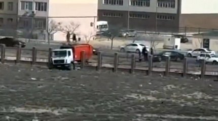 Грузовик протаранил забор в Актау.