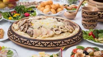 Ас, казы и карта: список блюд в школе на Наурыз возмутил жителей Уральска