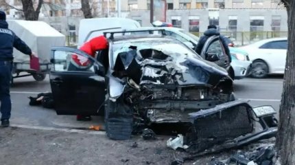 Алматыда Mitsubishi Lancer ағашқа соғылып, бір адам көз жұмды