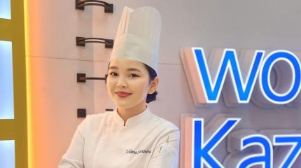 Мороженое со вкусом ірімшік делает мастер из Мангистау