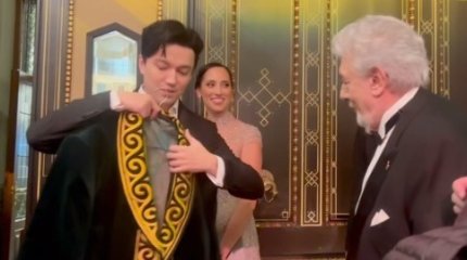 Димаш вручил Пласидо Доминго казахский чапан