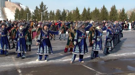 День Национальной одежды: около 500 работников культуры организовали флешмоб в Астане