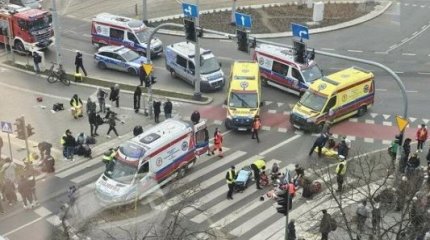 В польском Щецине автомобиль въехал в толпу, 12 человек пострадали