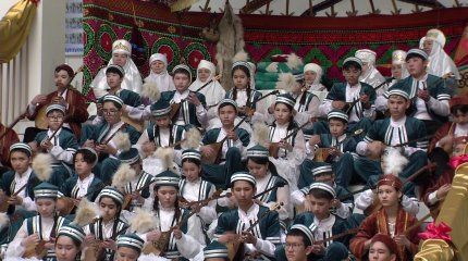 Около двух миллионов детей Казахстана одновременно сыграли на домбре