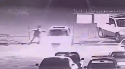 Шымкентте жүргізу құқығынан айырылған жүргізуші көлік тұрағынан полицейлердің көзінше қашып кеткен