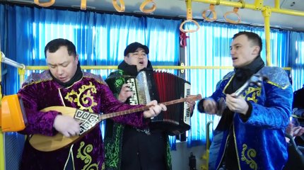 Қызылжардың автобустарында әртістер халық әндерін шырқады
