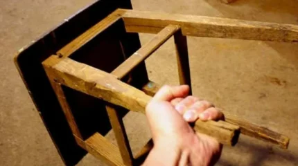 Байконурец избил пенсионера табуреткой ради перчаток и мобильного