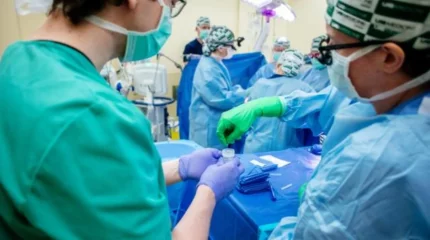 АҚШ-та ер адамға шошқа бүйрегі трансплантацияланды