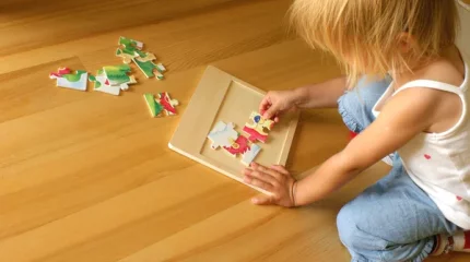 "Сирек кездесетін ауруға шалдыққан": 3 жасар қыз шыны, түсқағаз, жиһаз жейді