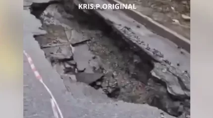 Алматыда жаңбыр салдарынан жол опырылып түсті