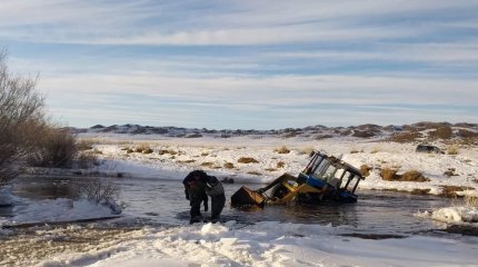 Абайца сняли с тонущего трактора