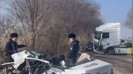 Четыре человека погибли в ДТП с грузовиком в Алматинской области