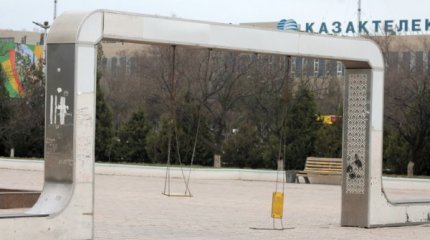 В Актау вандалы снова сломали качели за 2,5 миллиона тенге