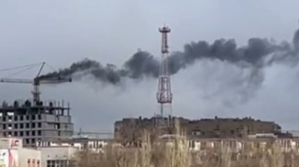 Башенный кран с крановщиком в кабине загорелся в Астане