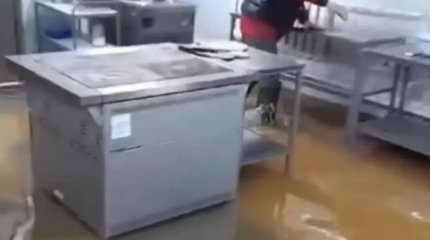 Көкшетауда еріген қар суы мектепті басып қалды